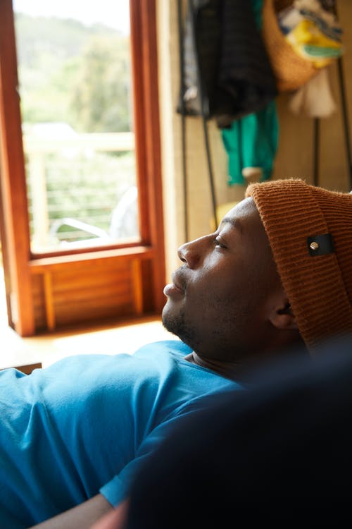 黑人在家躺在沙发上 · 免费素材图片