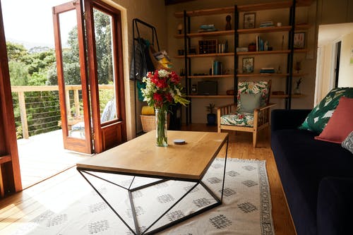 带创意桌子和鲜花的现代客房 · 免费素材图片