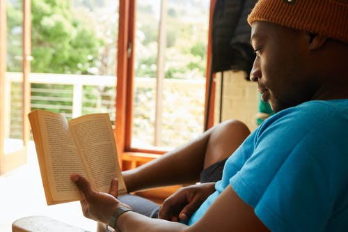 非洲裔美国人在家读书 · 免费素材图片