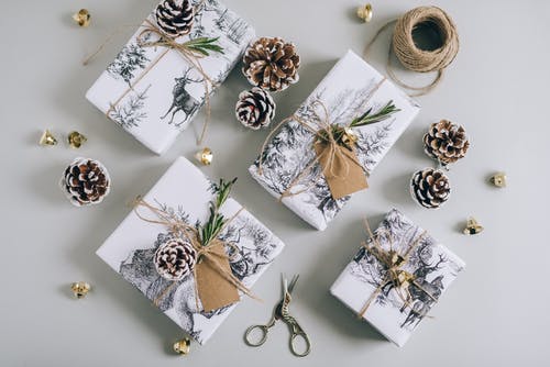白色和绿色花卉礼品包装纸 · 免费素材图片