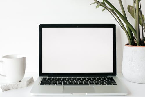 白表上的黑色和银色便携式计算机 · 免费素材图片