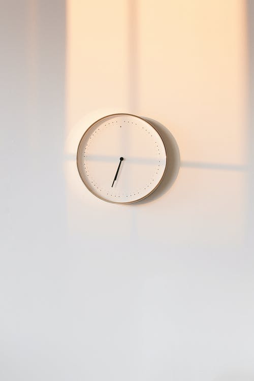 圆形白色模拟壁钟10 10 · 免费素材图片