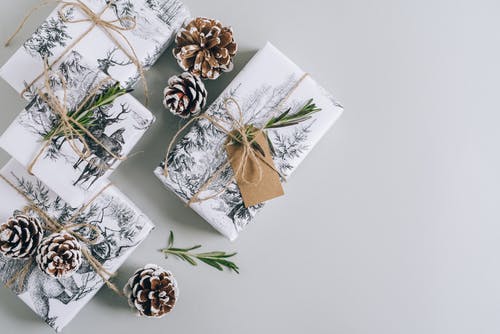 白色和绿色花卉礼品盒 · 免费素材图片