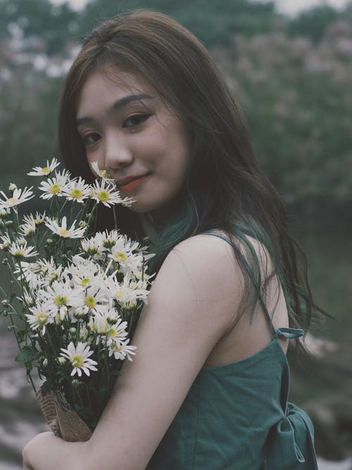 有关一束花, 垂直拍摄, 女人的免费素材图片