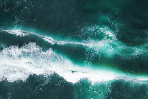 波涛汹涌的大海，飞溅和波 · 免费素材图片
