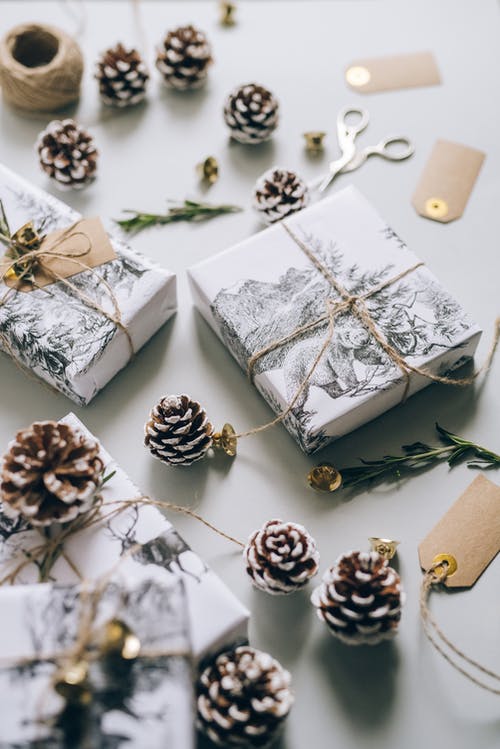 白色和棕色礼品盒 · 免费素材图片