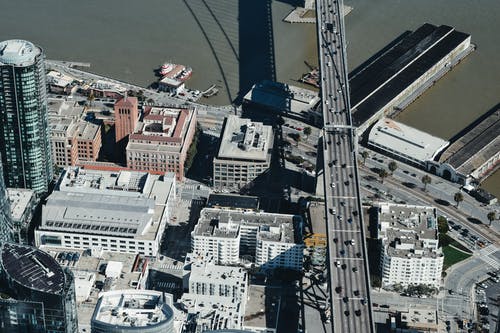在河附近的当代市区上方的高运输桥 · 免费素材图片