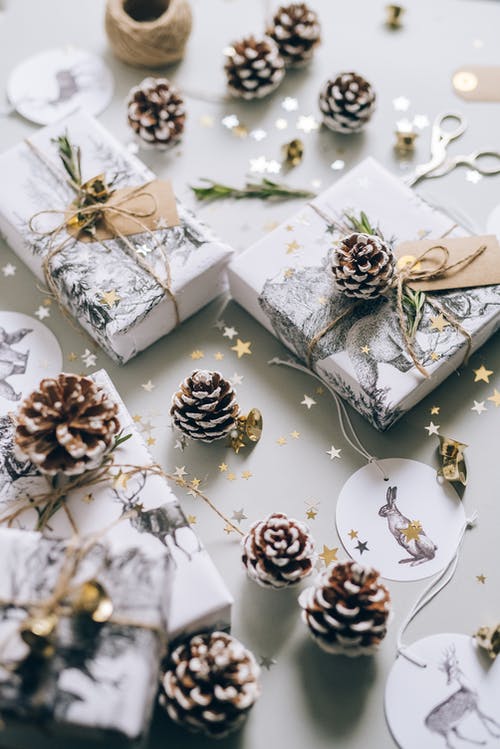 白色和棕色礼品盒 · 免费素材图片