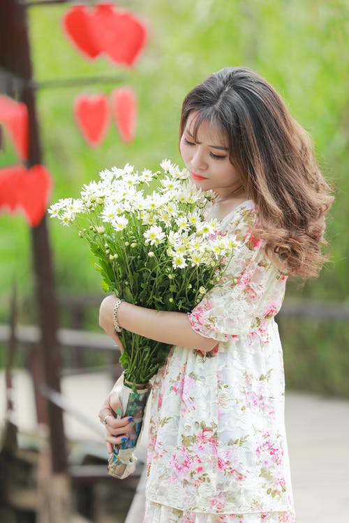 有关垂直拍摄, 女人, 握住的免费素材图片