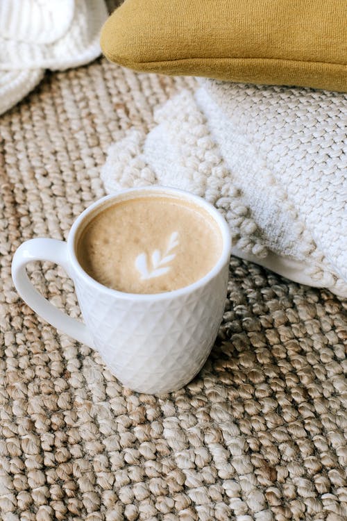 针织格子上的芳香热卡布奇诺咖啡 · 免费素材图片