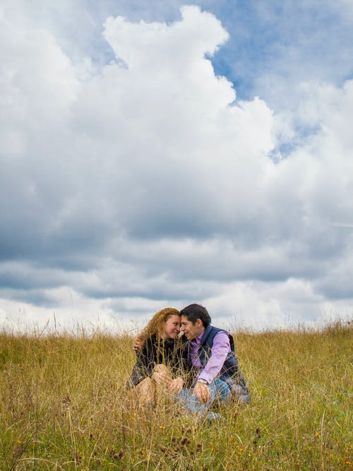 有关一对, 一起, 坐的免费素材图片