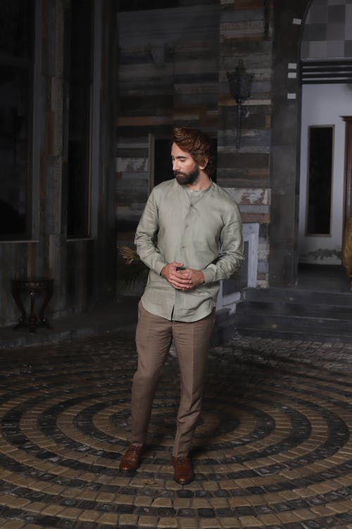 有关人, 双手合十, 垂直拍摄的免费素材图片