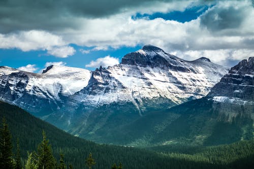 有关森林, 积雪覆盖的山脉, 云的免费素材图片