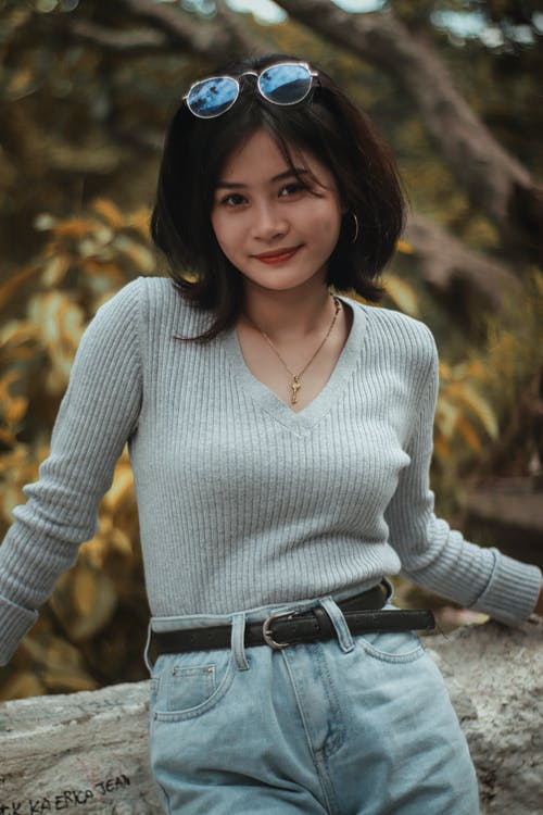 有关v领, 垂直拍摄, 墨镜的免费素材图片