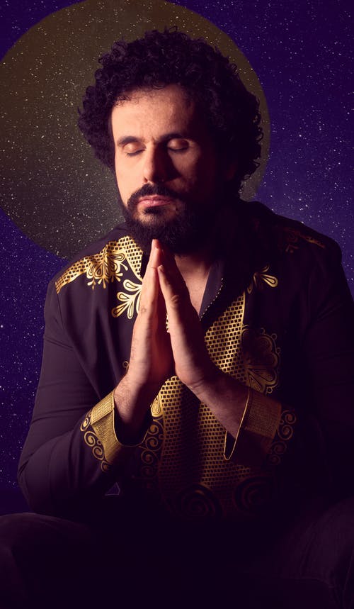 有关坐, 夜晚的天空背景, 卷发的免费素材图片