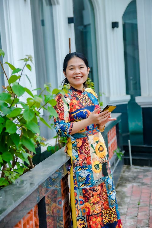 有关微笑, 握住, 站立的免费素材图片