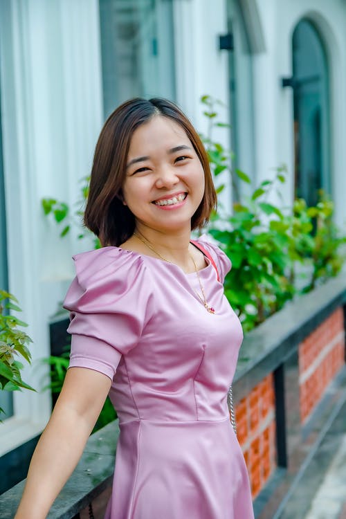 有关咖啡色头发的女人, 微笑, 摆姿势的免费素材图片