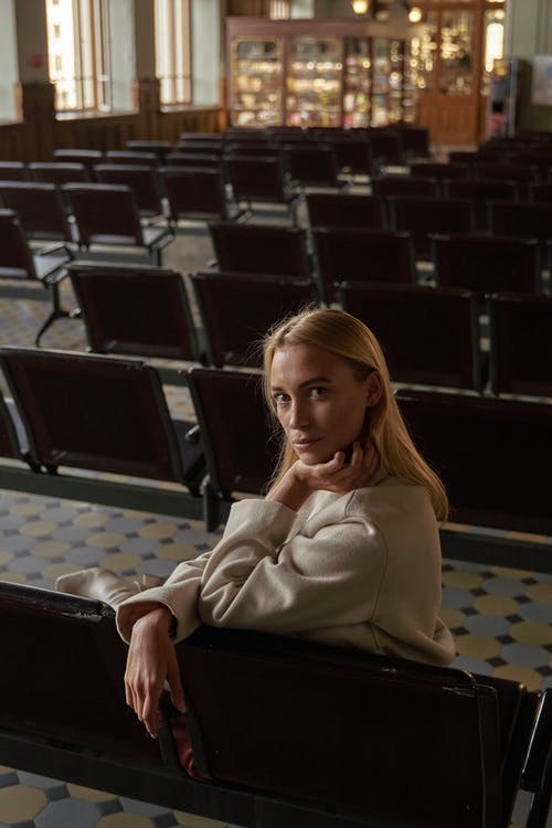 米色的长袖衬衫，坐在黑色的椅子上的女人 · 免费素材图片