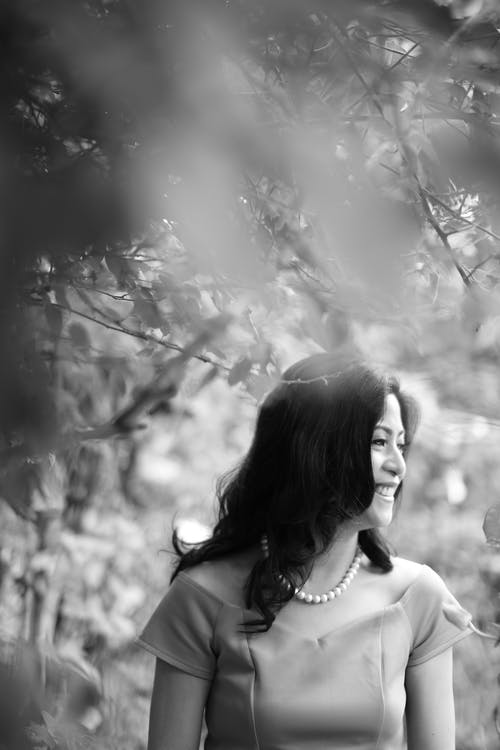 有关垂直拍摄, 微笑, 灰阶的免费素材图片