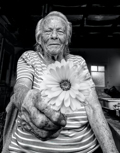 有关单色, 垂直拍摄, 握住的免费素材图片