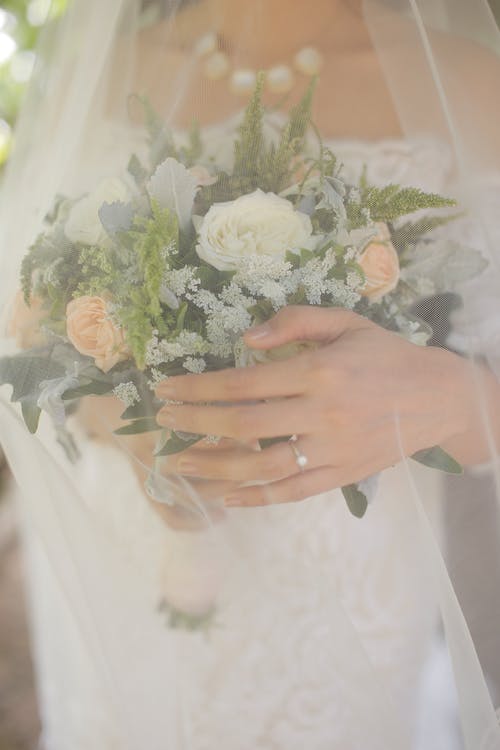 有关一束鲜花, 垂直拍摄, 婚纱礼服的免费素材图片