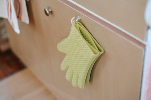 对烤箱手套在厨房的橱柜门上 · 免费素材图片