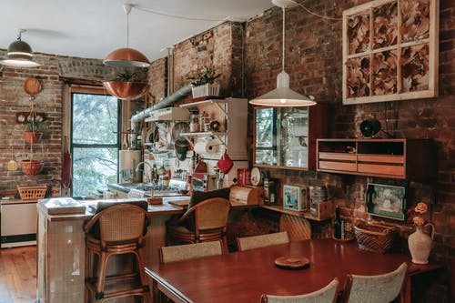 宽敞房屋中的当代时尚厨房和用餐区 · 免费素材图片