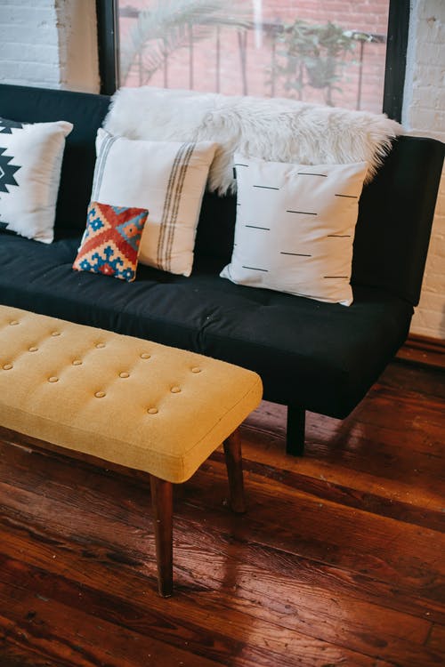 在舒适的公寓中的垫子沙发 · 免费素材图片