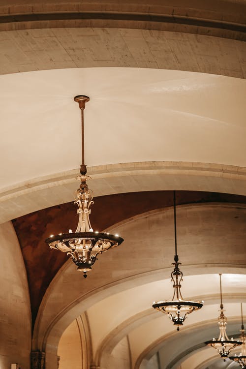 拱形的天花板上挂着闪亮的水晶吊灯 · 免费素材图片