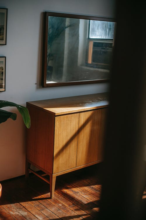 在老房子里的木桌上的镜子 · 免费素材图片