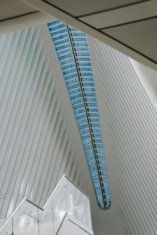 现代建筑的对称屋顶在日光下 · 免费素材图片