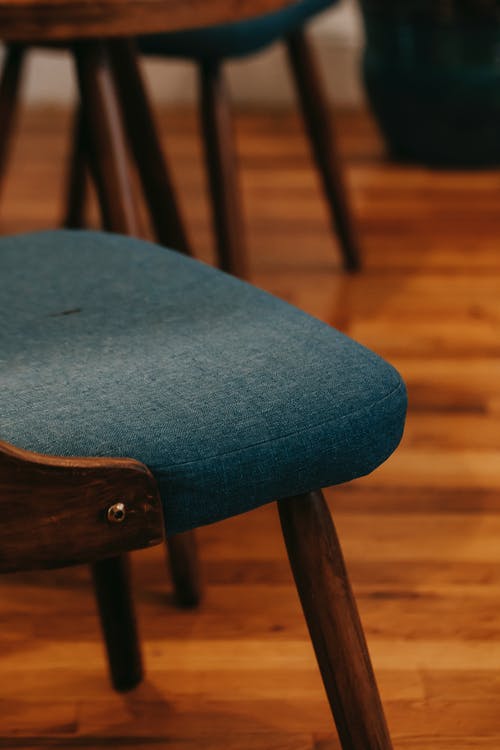 镶木地板带软椅的椅子 · 免费素材图片