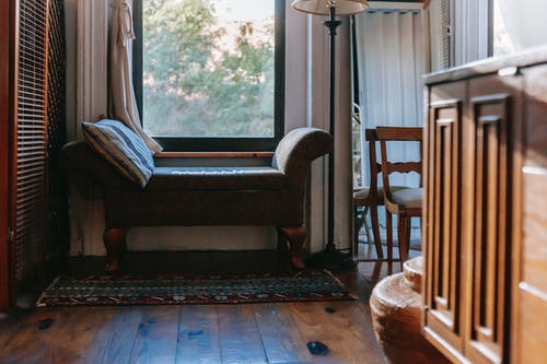 优雅的奥斯曼长椅放在优雅的房间的窗户下 · 免费素材图片