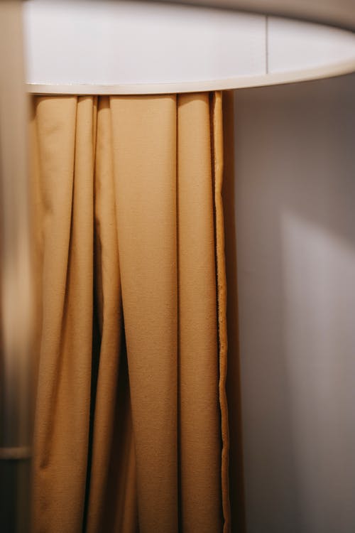 带明亮窗帘的现代客房 · 免费素材图片