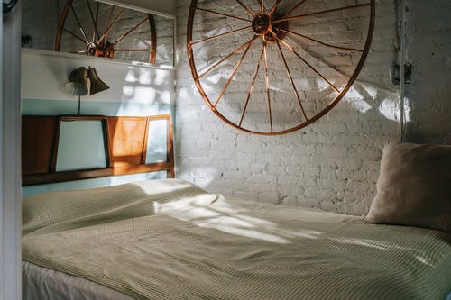 卧室内部与房子墙上的轮子 · 免费素材图片