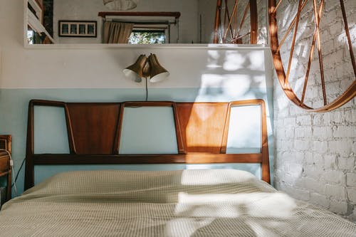 轻砖卧室舒适床 · 免费素材图片
