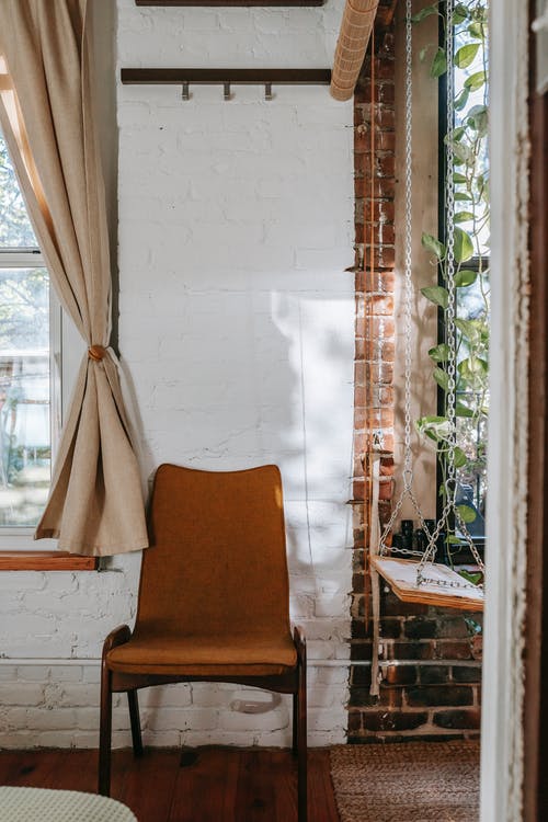 带有质朴椅子和室内秋千的轻型客厅 · 免费素材图片