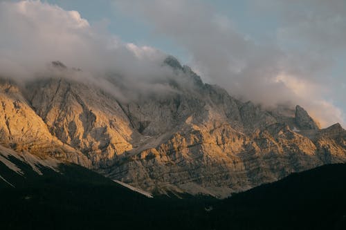 山脉的灰度照片 · 免费素材图片