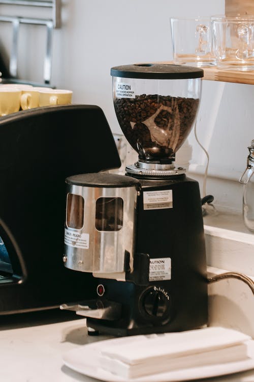 厨房柜台上的现代咖啡研磨机 · 免费素材图片
