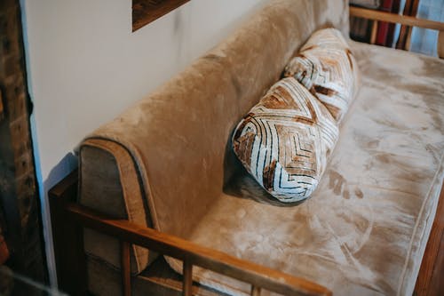 客厅配有枕头的舒适沙发 · 免费素材图片