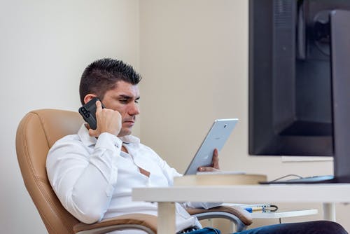 有关人, 坐, 室内的免费素材图片