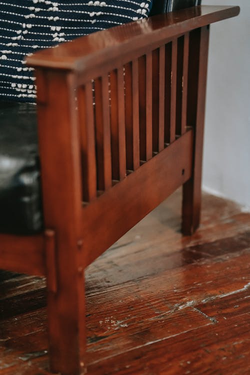 扶手椅的腿在地板上 · 免费素材图片