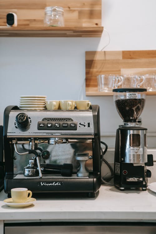 厨房里的咖啡机和陶瓷杯 · 免费素材图片