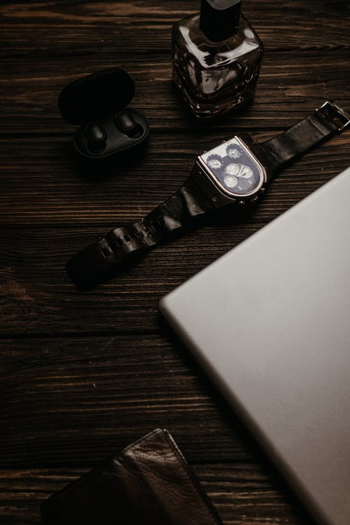 银色macbook旁边的银色圆形模拟手表 · 免费素材图片