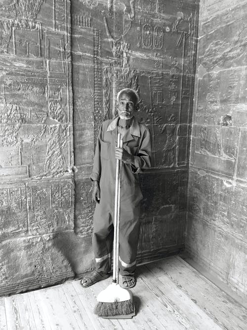 有关人, 垂直拍摄, 扫把的免费素材图片