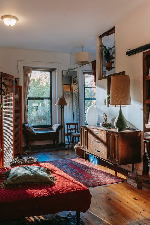 舒适的卧室内部，配有古董木制家具和时尚的装饰元素 · 免费素材图片