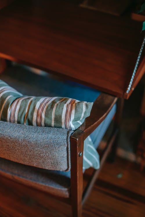 舒适的房间里靠近木桌的舒适扶手椅 · 免费素材图片