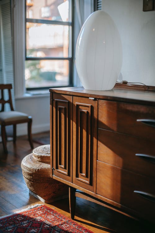 在舒适的房间里的老式木制梳妆台 · 免费素材图片