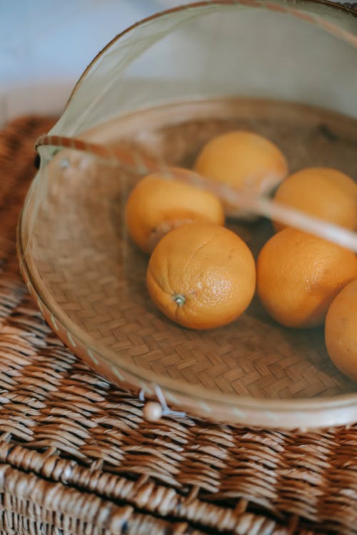 新鲜橘子放在盘子上 · 免费素材图片