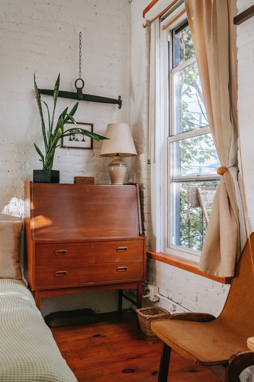 老卧室内部与靠近窗户的家具 · 免费素材图片